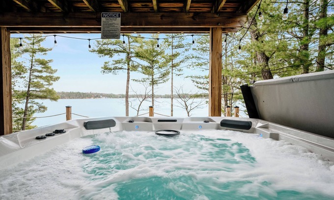 Kalkaska Casa | Lake View & Access/Hot Tub/5000 Arcade Games/Pool Table/Pontoon for Rent