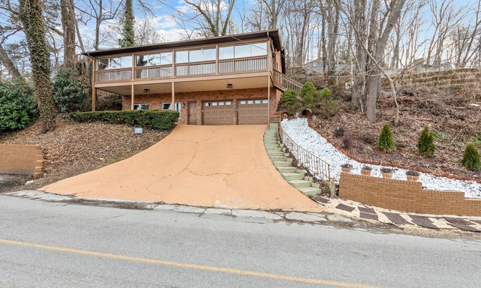 Lake Junaluska Apartamento | Lake-view apartment with a full kitchen, patio, pool, tennis & basketball access