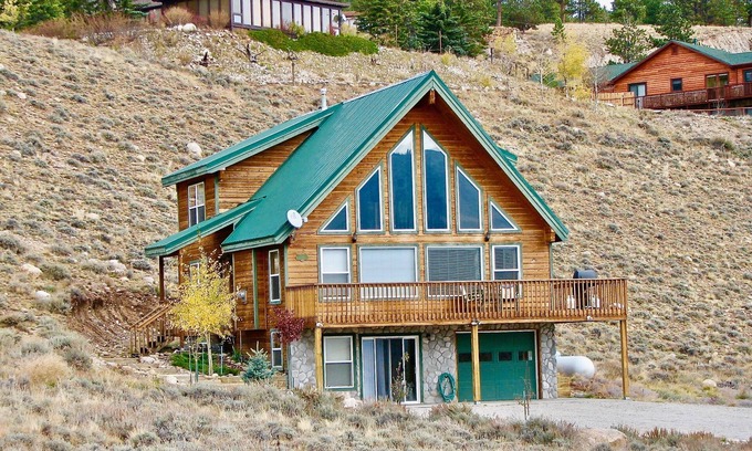 Twin Lakes Chalet De Esquí | Vista al lago en el Lone Pine Lodge. 3 habitaciones, 2 baños. Duerme 10