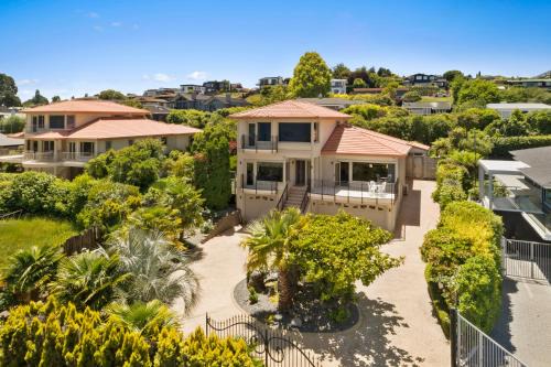 Hilltop Casa | Lake View by Town