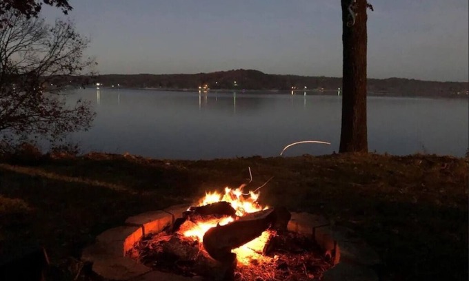 Copeland Cabina | Lake View Cabin couples getaway - family vacation with Private Boat/Swim Dock