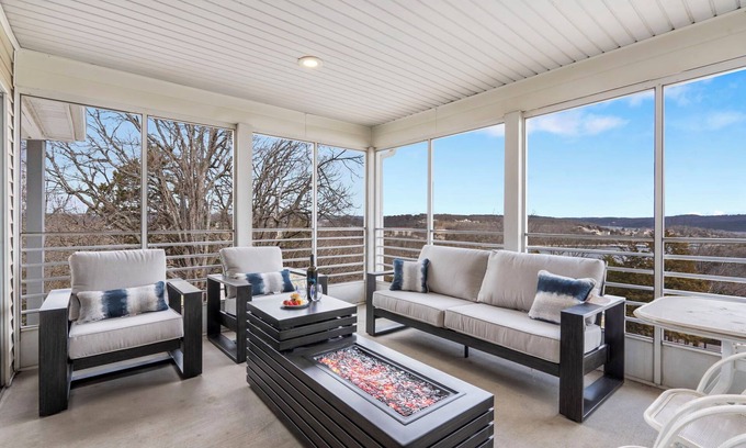Kimberling City Condominio | Lake View Condo-Firepit Table-Table Rock Access-Free Attraction Tickets-Outdoor Pool