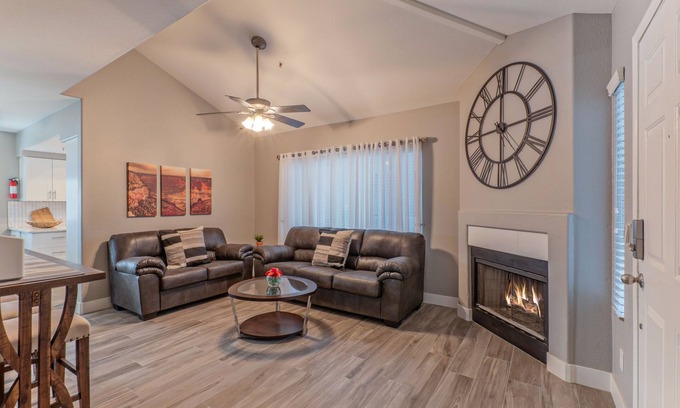 Chandler Condominio | LAKE View Condo: Comm Htd POOL, Spa, Pickleball Cts, King Beds & TVs Both BRs