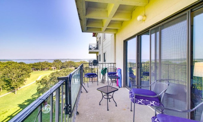 Afton Apartamento | Lake-View Condo Condo in Vista Towers Shangri-La!