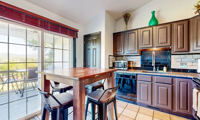 Holiday Island Condominio | Lake view condo with fireplace, firepit, deck & central AC