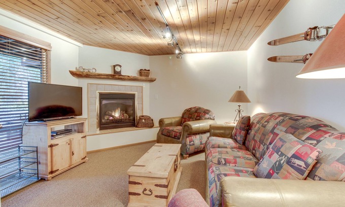 Whitefish Condominio | Lakeview condo w / deck, piscina compartida / jacuzzi y acceso a la playa cerca - cerca del esquí!