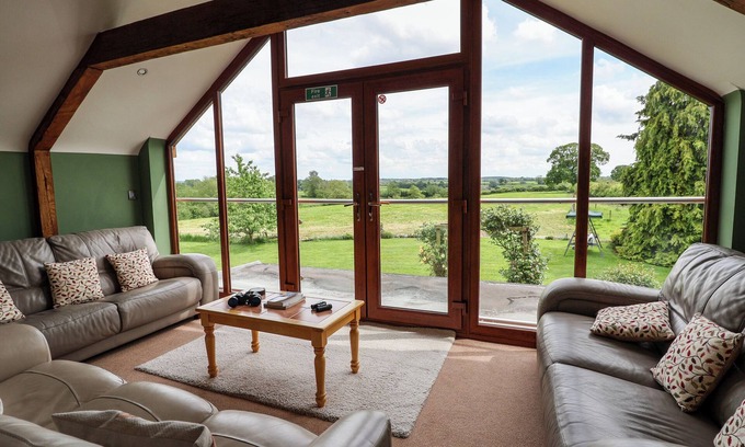 Market Drayton Cabaña | Lake View Cottage