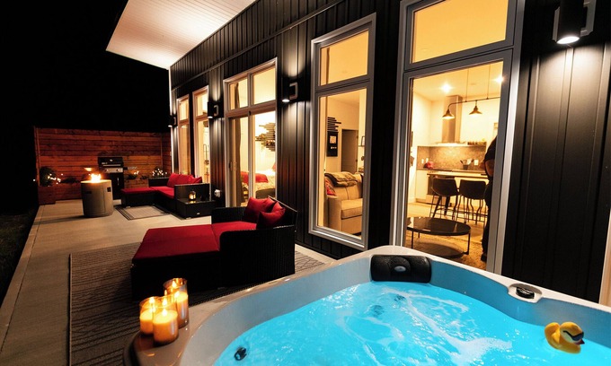 West Bay Cabina | Lake View Cottage W/Private Hot Tub-Moose Meadow