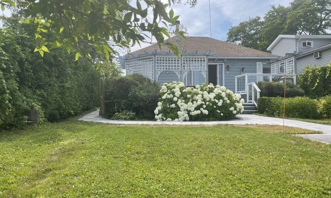 Georgina Cabaña | Lake view cottage with indoor / outdoor fireplace, hot tub and sauna