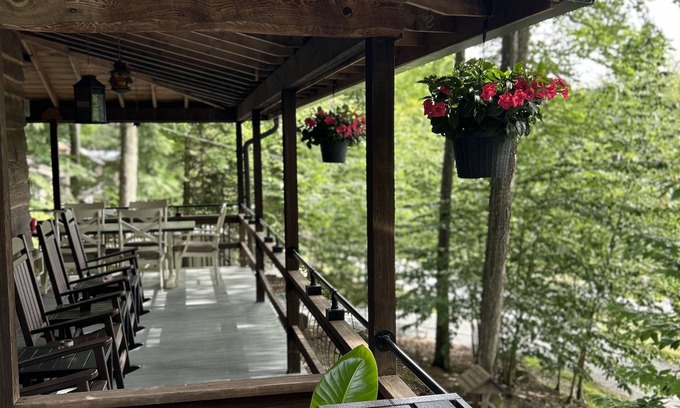 Greentown Cabina | Lake View, Covered Porch, Pet Friendly with Fee & Golf Cart