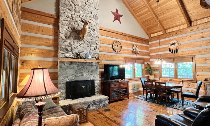 Sloans Valley Cabina | LAKE VIEW- Cozy log cabin close to everything