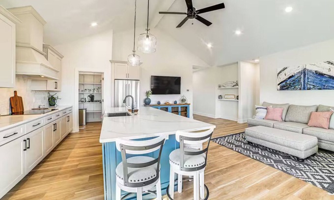 Grand Rivers Casa | Lake View + Deck: Group Getaway in Grand Rivers!