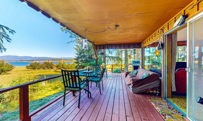 Cascade Cabina | Lake-view dog-friendly home in great location with large deck, fireplace & grill