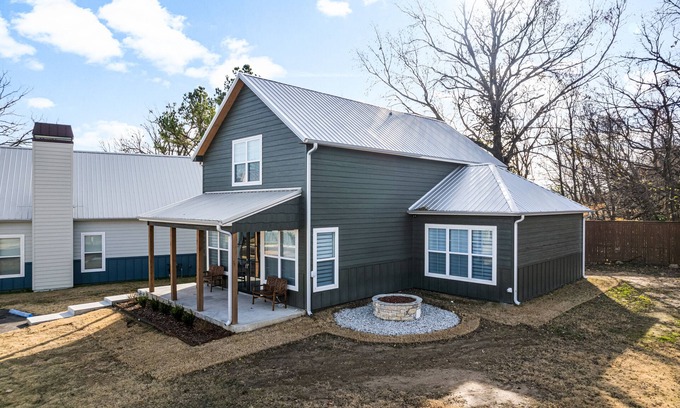 Vinita Casa | Lake View Family Retreat - Arcade Fire Pit BBQ