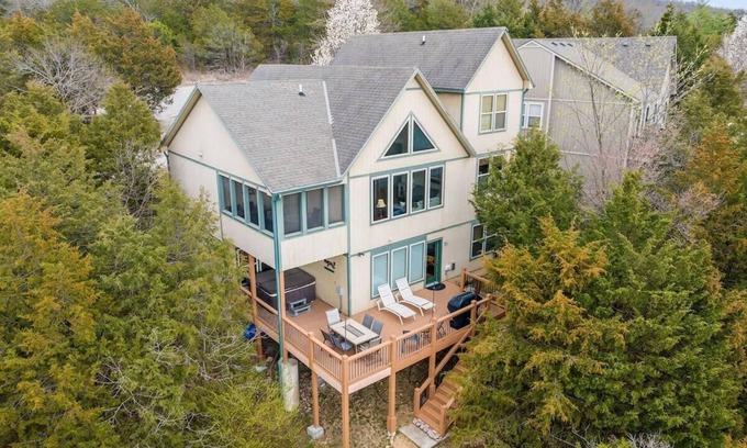 Hollister Cabina | Lake View, Hot Tub, Fire pit, Gameroom w/ Pinball