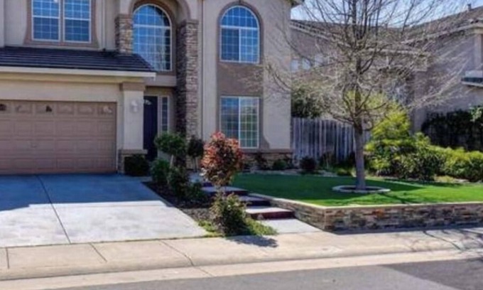 Elk Grove Casa | Lake view house 3300 sqf 15 beds