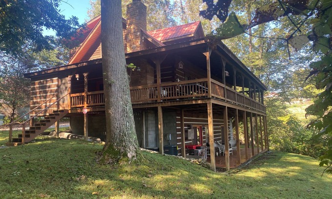 Lancaster Casa | Lake View Lodge - Beautiful Year Round View of Center Hill Lake and Marina