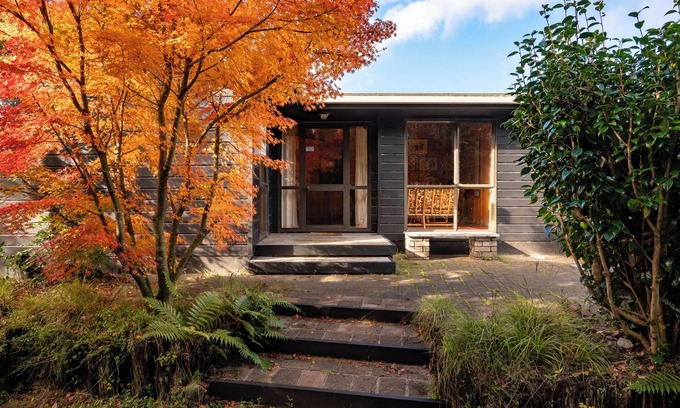 Pukawa Casa | Lake View Lodge - Taupo Holiday Home
