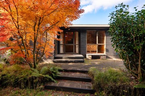 Pukawa Casa | Lake View Lodge - Taupo Holiday Home
