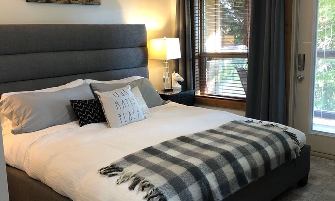 Okanagan-Similkameen Casa | Lake View, Pet Friendly Vacation Townhouse with Updated Appliances & 2 King Beds