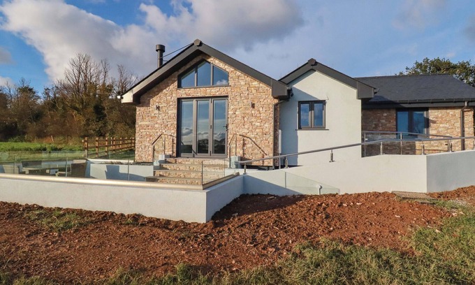 Newquay Cabaña | LAKE VIEW, pet friendly, luxury holiday cottage in Quintrell Downs