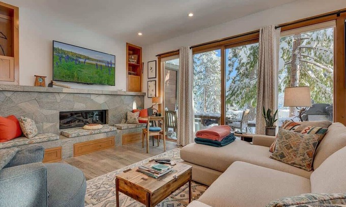 Tahoe Tavern Casa | Lake View|Pool|Pier|Bouys|Pickleball|Walk to town