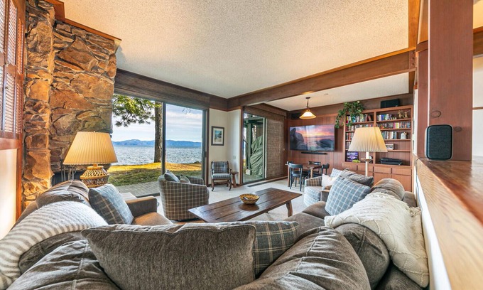 Tahoe Sierra Estates Condominio | Lake View|Pool|Pier|Bouys|Pickleball|Walk to town