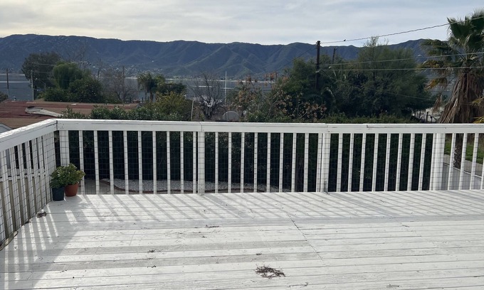 Lake Elsinore Casa | Lake view, pool, putting green