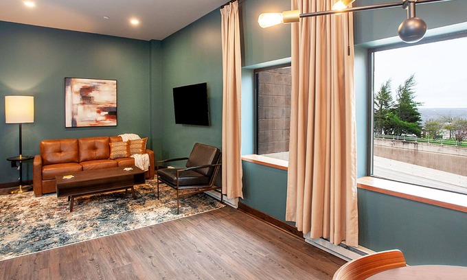 Downtown - Waterfront Apartamento | Lake View Queen Suite - Spectacular Views of Lake Superior