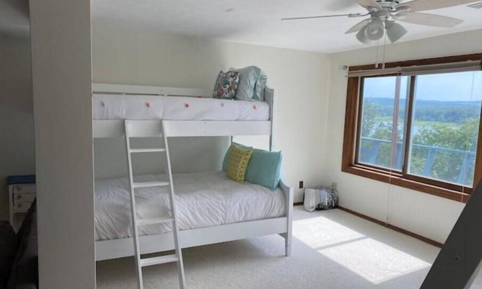Boone County Casa | Lake View Retreat
