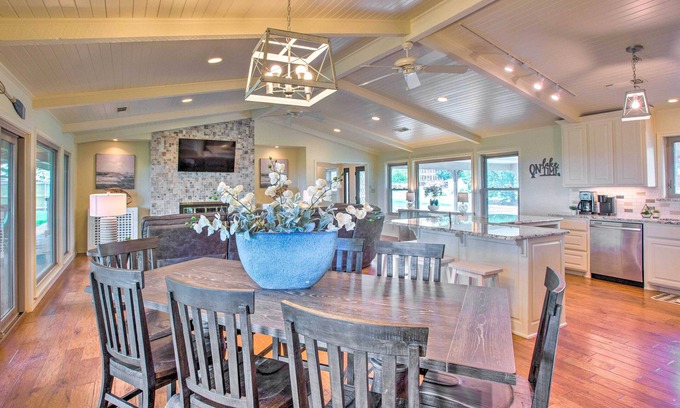 Pottsboro Casa | Lake View ‘Tangled at Texoma’ Home w/ Hot Tub!