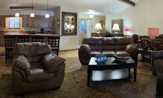 Mount Ida Cabaña | Lake view three bedroom, three bath Harbor North luxury cottage with private hot tub overlooking Lake Ouachita. by RedAwning