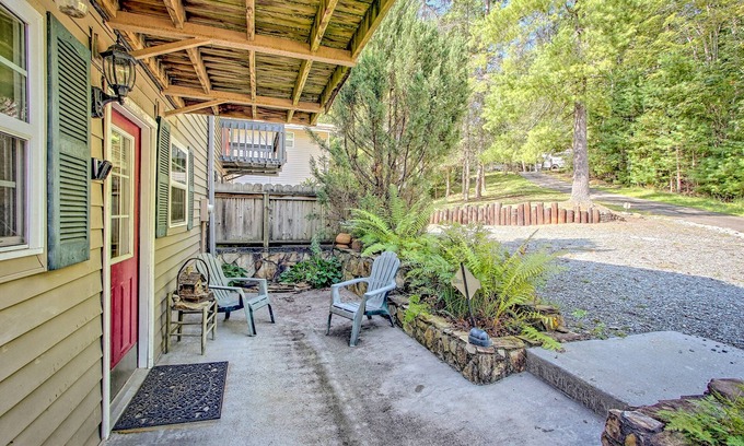 Walnut Mountain Casa | Lake-View Townhome with Decks, Screened Porch and Shared Tennis - Dogs OK