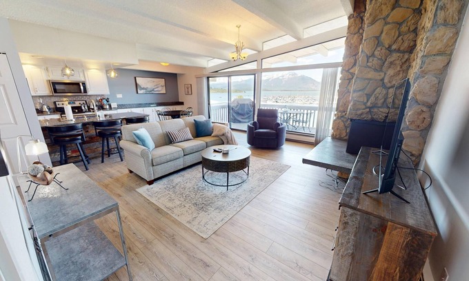 Dillon Condominio | Lake View! Updated Top Floor End Unit. Walk to Marina, Concerts, Parks