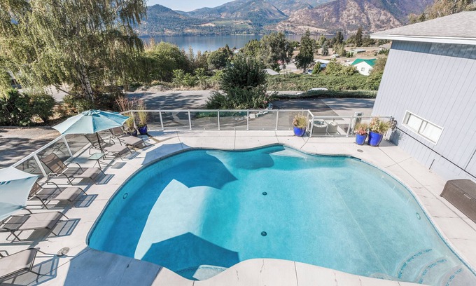 Manson Casa | Lake Chelan View Home con amplia terraza con vista, piscina privada y jacuzzi. Mascota amigable