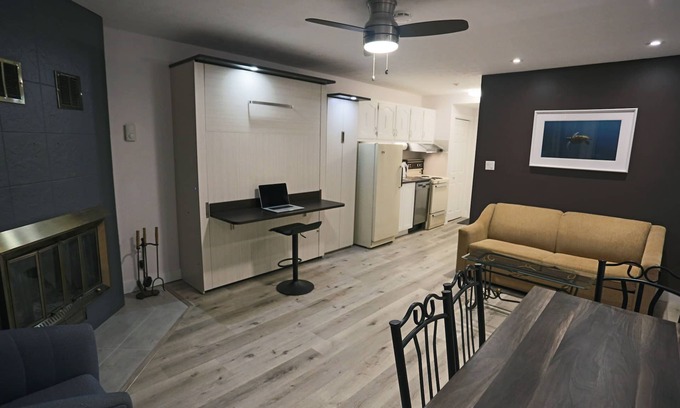 Magog Apartamento | Lake view w/pools, hot tub & sauna! Walk to old Magog. 10min drive to Mt Orford