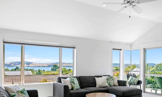 Richmond Heights Casa | Lake Views! 5min to Town Centre *No Service Fee*