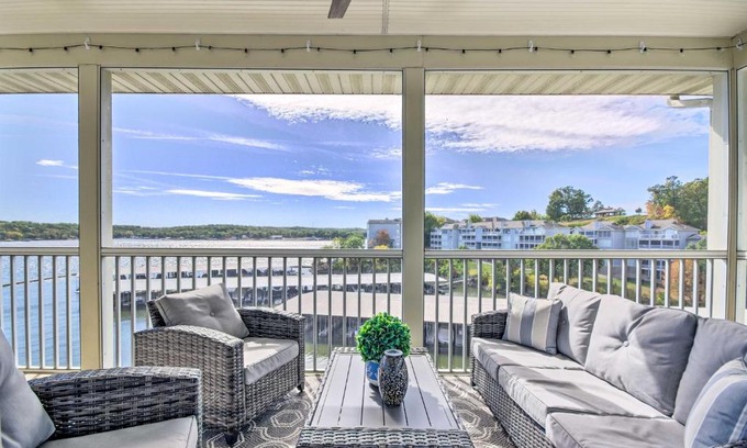 Village of Four Seasons Apartamento | Lake Views and Pool Access Lake Ozark Condo!