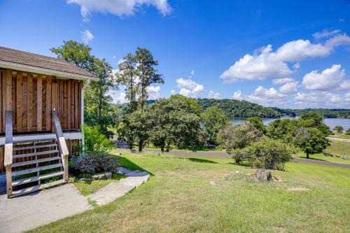Ingles Casa | Lake Views and Private Dock Radford Retreat!