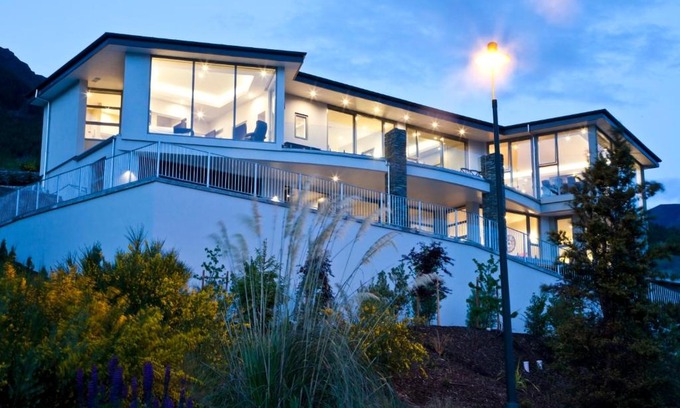 Fernhill Villa | Lake Views at Aspen House by Amazing Accom
