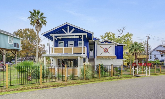 Kemah Casa | Lake views at the Lakeside Lounge in Kemah