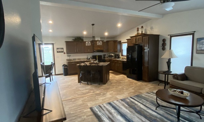Glendo Casa | Lake Views! Comforts of home w/the fun of the lake; garage/hottub/laundry & more