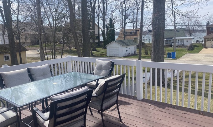 Manitou Beach-Devils Lake Casa | Lake Views from Great Deck, newly remodeled, Family members of all ages