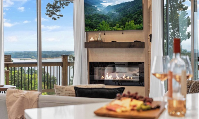 Sevierville Cabina | Sky’s the Limit | Pool Theater Views
