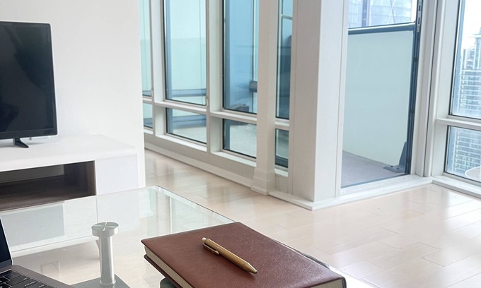 St. Lawrence Condominio | Lake Views High Floor 1 Bed + 2 Bath + Den