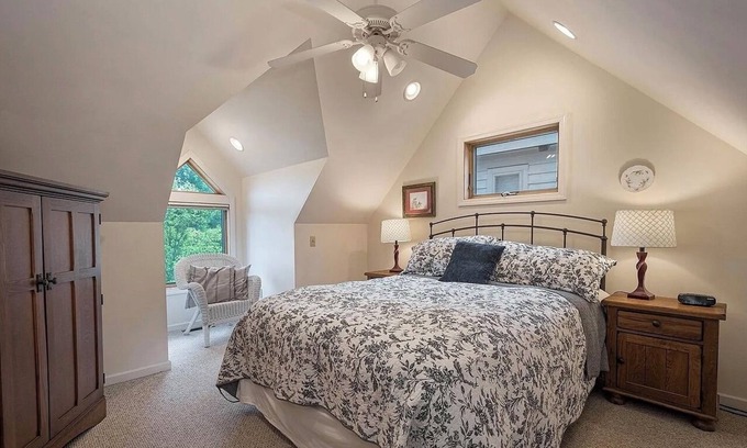 Mountainside Chalet De Esquí | Lake Views! HOT TUB! Central Location. Walk to Coffee, Eats, and Lake Rentals.