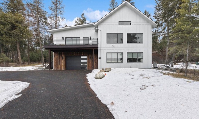 Lakeside Casa | Lake Views, Modern & Luxurious, Walk to Town