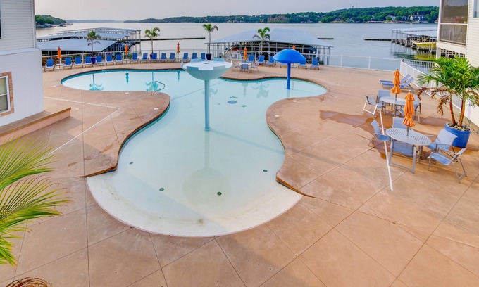 Rocky Mount Condominio | Lake Views & Pool Access: Ozarks Condo!