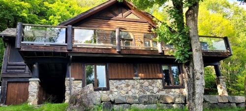 Saint-Faustin-Lac-Carre Chalet De Esquí | Lake views, spa, king bed, Golf Club amenities
