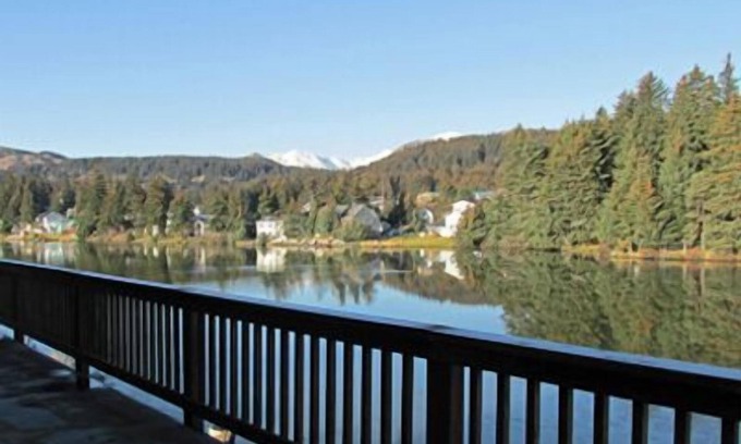 Kodiak Apartamento | Vista al lago con genuino resistente Alaska Ambiente!
